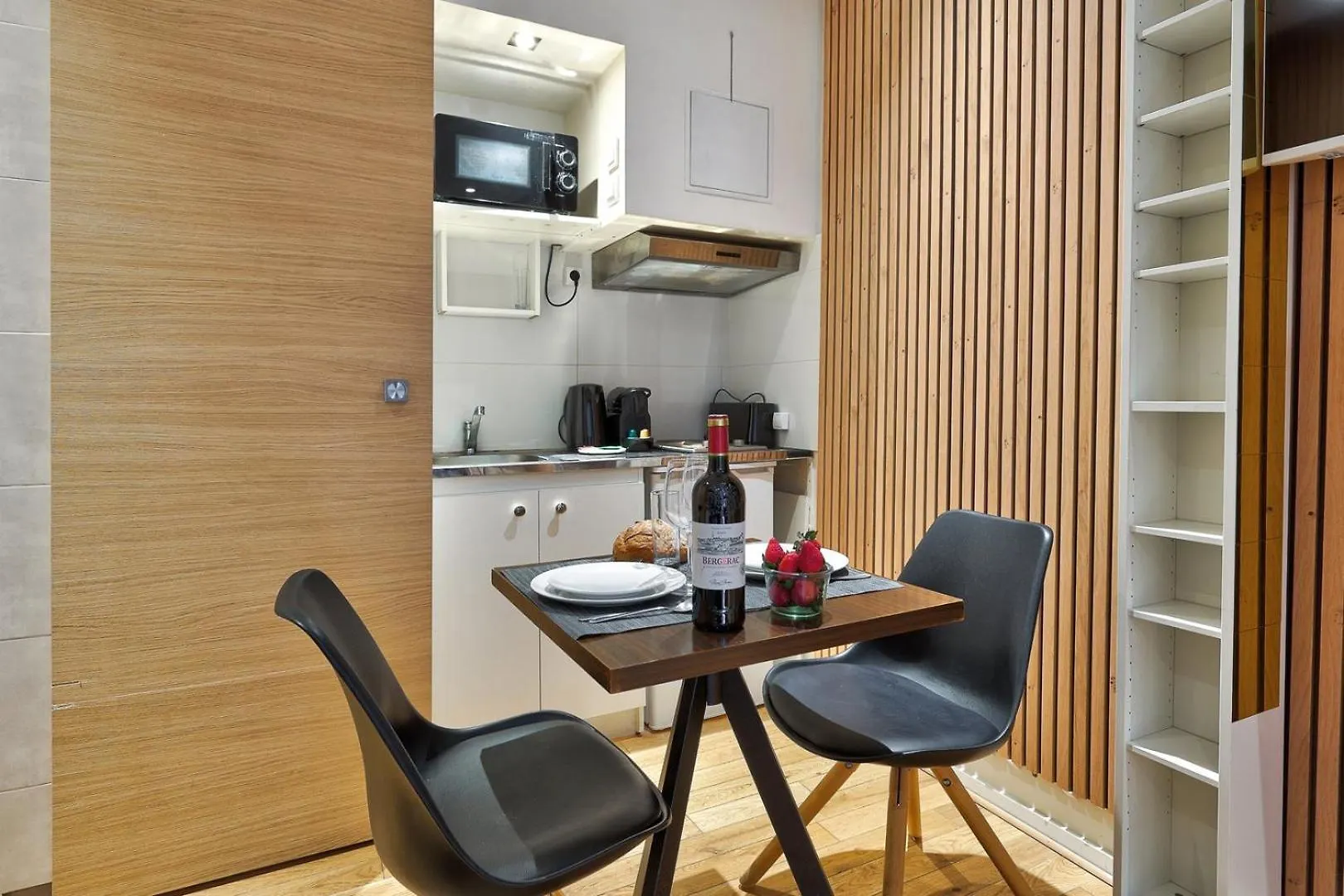 356 Suite Poussin - Superbe Appartement A Paris 0*,  France